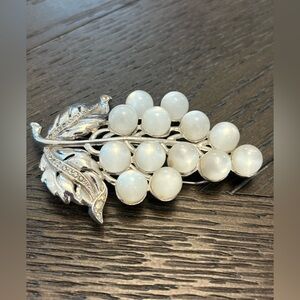 1930s Vtg Lucite Moonglow Natural White Grapes Fruit Fur Dress Clip Large 3”